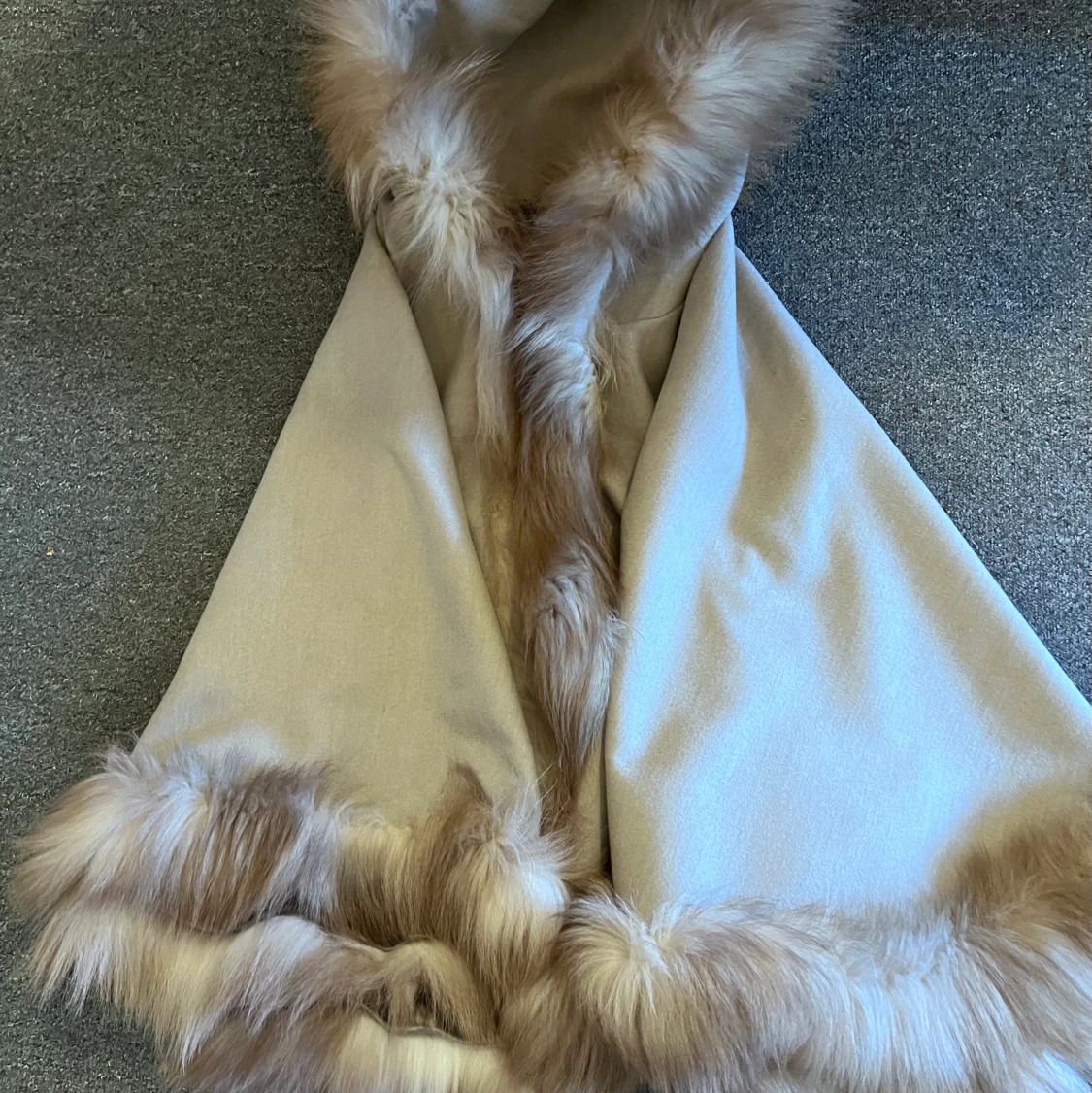 Snygg beige päls poncho  - 90