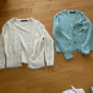 Två koftor med knappar  - Jättebra skick, har inte använt många gånger, vit är i storlek S och är ifrån Vera Moda och turkos i XS och är ifrån Bikbok. 
