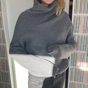 Grå stickad tröja Acne - En grå stickad frpn ifrån Acne i storlek small. Gott skick, långa ärmar.