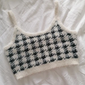 Asball topp från NA-KD - Så snygg och mysig svartvit topp i storlek XS från NA-KD. Passar dig som har S-M men lika bra på mindre storlekar då den är stretchig. Om man är S-M blir den bara lite kortare. Perfekt skick! Matchar med en tröja i samma mönster från NA-KD. 🌟