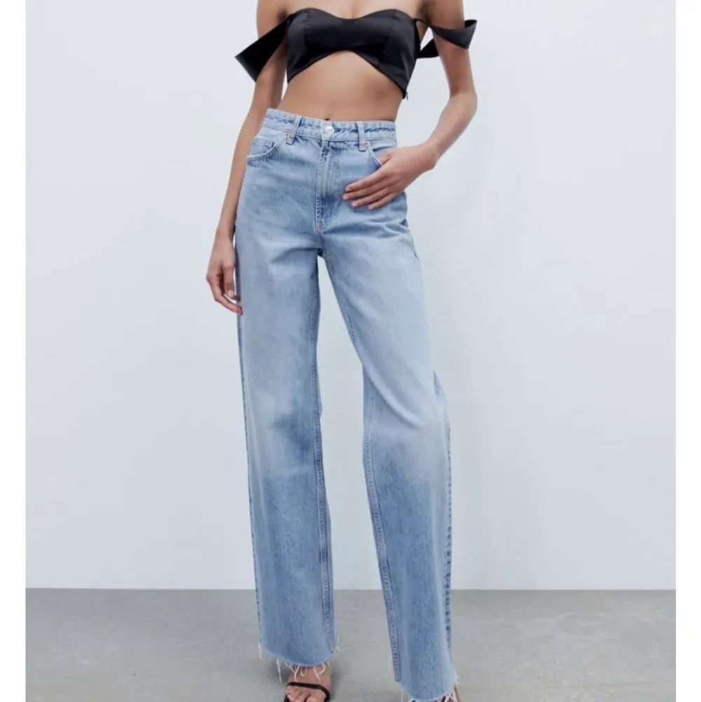 Helt nya zara jeans, modell wide leg! Superfina helt oanvända så jättebra skick. Storlek 38 men passar även 36. Köpta för 399, säljer för 380 + Frakt 79kr. Jeans & Byxor.