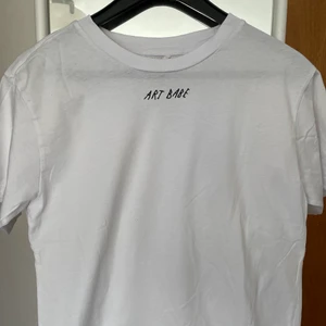 Monki tshirt ! - En lite längre tshirt från Monki! Väldigt stilren och osliten. 