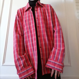 oversized färgglad skjorta  - färgglad skjorta som passar oversized på mig som vanligtvis är xs/s. det är bara att skriva för fler bilder💕