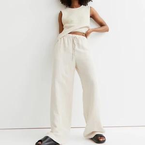 Linnebyxor - Säljer dessa linnebyxor från hm i storlek XS. De är slutsålda på hemsidan. De är midrise och är lite långa på mig som är 165. Sitter väldigt fint även fast jag egentligen är en S!🤩🥰KÖP DIREKT FÖR 300!⭐️