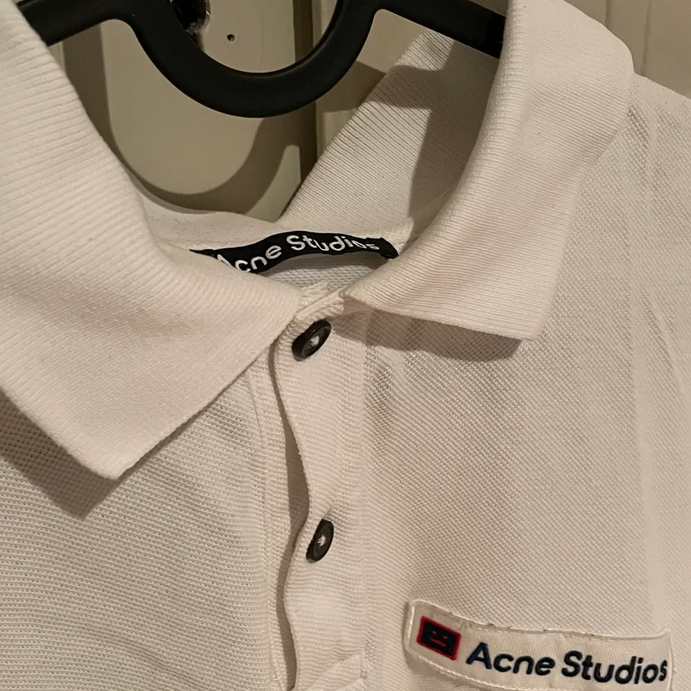 Snygg Acne Studios Piké som jag köpte på Paul&Friends! Riktigt skön och perfekt till sommaren! Storlek L🦾. Skjortor.