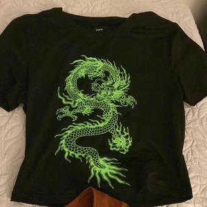 Två magtröjor inför sommaren  - Båda för 80 kr tillsammans. Två magtröjor som passar perfekt inför sommaren. Bra kvalite men säljs pågrund av fel storlek. 