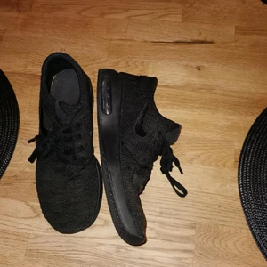 Nike Janoski air max - Jag säljer ett bara janoski air max. Dom är mkt bra skick ny pris är 1200