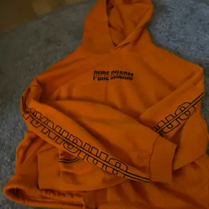 Super vacker orange hoodie 🧡 använt några gånger men är i fint skick 🤍 