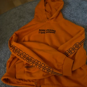 Hoodie  - Super vacker orange hoodie 🧡 använt några gånger men är i fint skick 🤍 