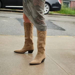 Cowboy stövlar  - INTRESSEKOLL👋 På dessa så snygga cowboy stövlar 👢 jag köpte på zara för ett tag sedan. Köpte de för fullpris 1295 så kommer inte sälja under 500kr. De är slutsåld överallt. De snyggaste cowboy bootsen som går att styla till klänningar, kjolar! Som sagt är de som nya då de bara är använda en gång. Det finns inga effekter eller märken på bootsen. Kan skicka fler bilder privat. Storleken är 41, men skulle säga att den passar någon som har 39-40 i skostorlek. Då jag anser att storleken är liten. 