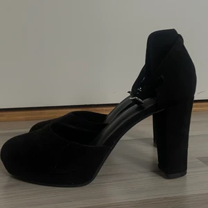 Klackskor  - Klackar med ankelband, sköna att gå i, använda 1 gång!