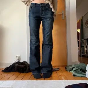 Suuuperfina esprit jeans. De är mörkblå och lågmidjade. Sitter jättefint och är perfekt längd på mig dom är 173. Köparen står för frakt! 😘😘😘😘