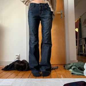 Esprit jeans - Suuuperfina esprit jeans. De är mörkblå och lågmidjade. Sitter jättefint och är perfekt längd på mig dom är 173. Köparen står för frakt! 😘😘😘😘