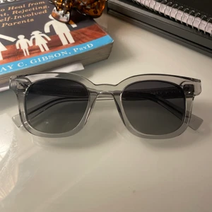 Chimi 02 - Säljer dessa chimi 02 i en ljusgrå färg. Köpta förra sommaren men användes knappt, köpta för 1200, säljer för 500 men priset kan diskuteras vid snabb affär💕