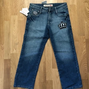 Märke: Jeans for you i storlek 36 - De är ankel längd samt mid waist. För tydligare bilder gällande passform skriv privat så skickar jag bild.