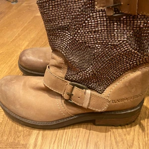 Boots med pärlor - Beiga boots med pärlor, använda men i fint skick. 