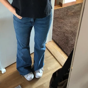 JEANS - säljer mina jeans från Mango! Köpta för 500kr säljer för 325kr! Iprincip oanvända. Står storlek 42 med de är jättesmå i storleken och sitter perfekt på mig som brukar ha storlek 38