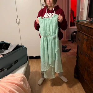 Klänning  - Säljer denna klänning som jag hade på en skolavslutning förut💘 den passar ej längre men är i väldigt fint skick och inga märken som jag kan se♥️♥️ skriv om intresse eller frågor💘