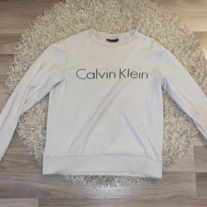 Calvin Klein sweatshirt storlek XS! - Skicket på tröjan är väldigt bra.