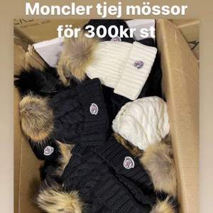 Tjo tjo folket vi säljer en moncler mössa på rea i hela Sverige 🇸🇪, Riktiga priset: 550kr men vi säljer den för 370kr+frakt hör av er för flera bilder för att veta att vi är ÄKTA 