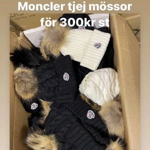 Moncler mössa - Tjo tjo folket vi säljer en moncler mössa på rea i hela Sverige 🇸🇪, Riktiga priset: 550kr men vi säljer den för 370kr+frakt hör av er för flera bilder för att veta att vi är ÄKTA 