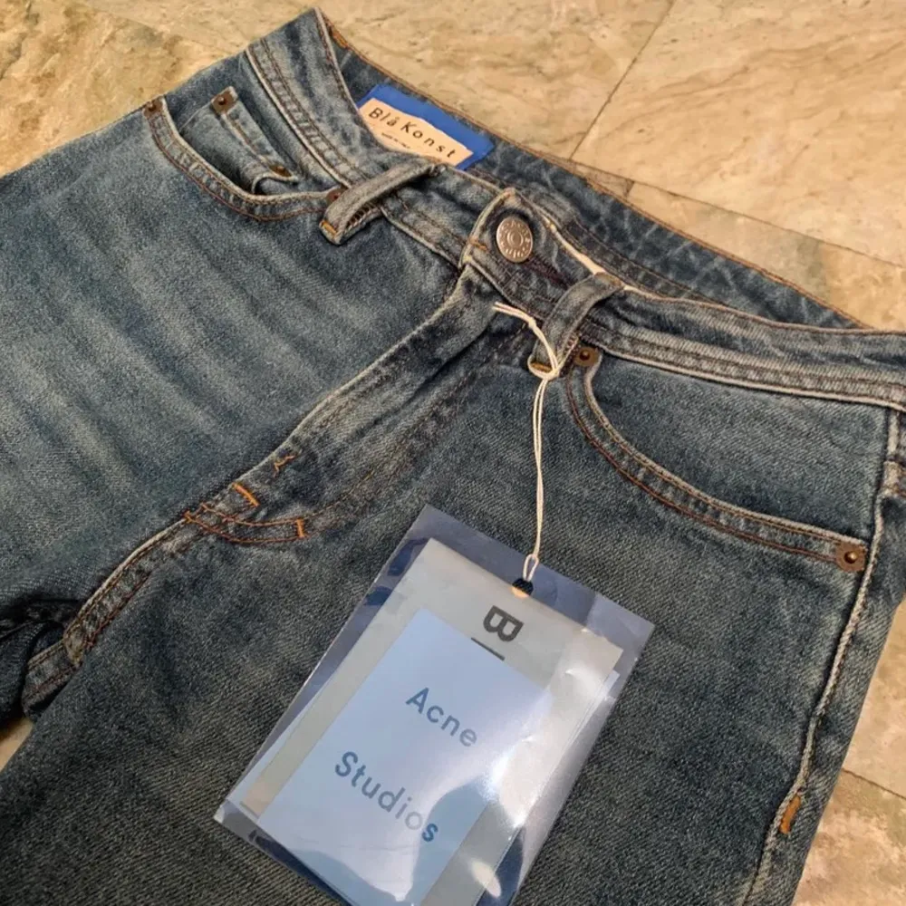 Acne jeans från projektet Blå Konst, väl använda men mycket omhändertagna och fräscha utan några skador. 23 (midja) 28 (längd). Tjejstorlek, men jag som kille har haft dessa utan problem och Acnes jeans är generellt sett Unisex. Ordinarie pris 2000 🤝 Priset kan diskuteras. Jeans & Byxor.