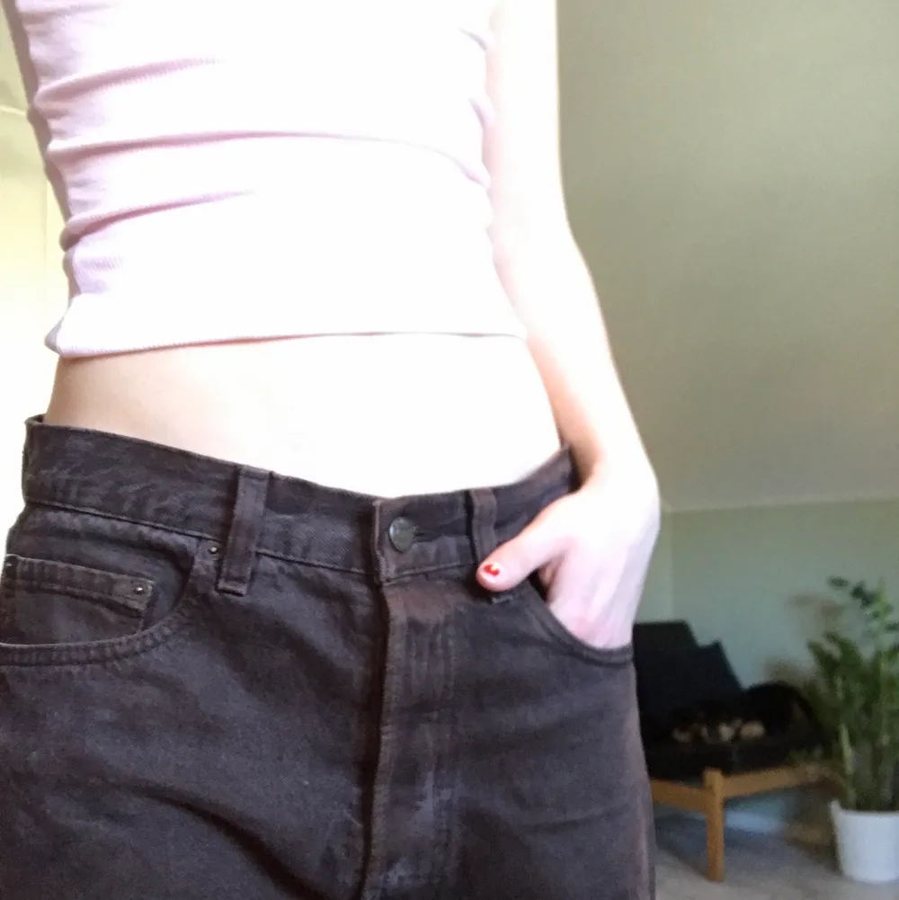 superfina bruna levi’s jeans köpta second hand! låg/mid waist beroende på storlek. de är lagade mellan benen men inget som syns när man har på sig dem💕 skriv vid frågor!!. Jeans & Byxor.