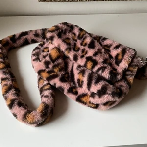 Leo väska - Mysig väska från Urban! Använd ett par ggr så i mycket bra skick 🌼🌼