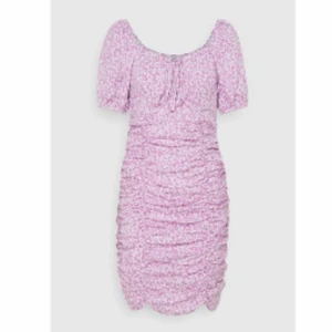 Klänning - Somrig fin ljusrosa klänning. 💖 använd en gång. Har ett litet hål vid sidan av klänningen, men inget som syns.