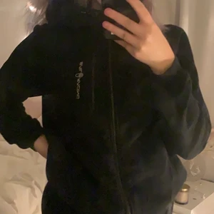Sailracing ziphoodie - Säljer min svarta railracing ziphoodie. Den är i bra skick men kommer tyvärr inte till användning längre🤍 köpt för 1300 men säljer för 400