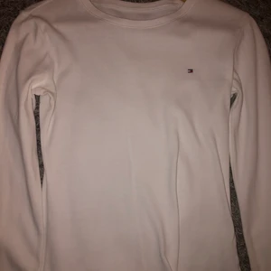 Tommy Hilfiger tröja  - Använts ett par gånger, bra skick inga märken. (Köpt för 1300) 