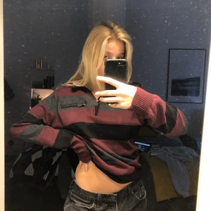 Finstickad tröja - Finstickad tröja med dragkedja, superbra skick. Svart/grå/vinröd. Frakt tillkommer💕💕💕