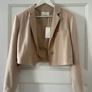 En helt fantastisk croppad blazer från Nelly. Aldrig använd. Strl 40. Ord. Pris 499kr