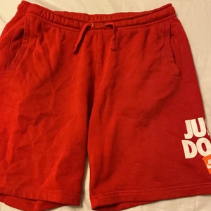 Nike - Säljer dessa nike shorts. Välidigt sköna att ha på sig och bekväma! 