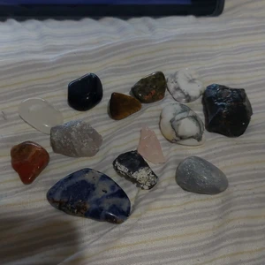 Kristaller - Säljer alla dessa kristaller för 45kr. (vet inte riktigt namnet på alla) 