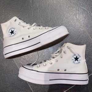 converse - Säljer dessa snygga converse skor med högsula. Det är äkta och i super bra skick! 💕💕