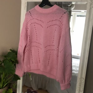 Rosa stickad tröja - Mjukt stickat material. Inga defekter. Från ginatricot.