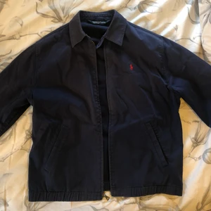 Ralph lauren-jacka - Ralph lauren-jacka i perfekt skick! Köparen står för frakt och säg till för fler bilder. Storlek S, oversize fit för mig som normalt bär S.