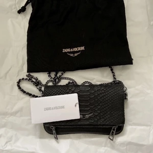 Zadig väska - INTRESSEKOLL på min fina zadig väska, äkta självklart. Vill gärna byta den mot vilken annan zadig väska som helst!!! VÄSKAN ÄR ANVÄND ENDAST EN GÅNG DÄRAV NYSKICK!!! Hör av er!!❤️❤️ NYPRIS: 2195kr