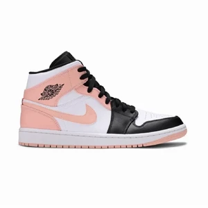 Nike Jordans💓💓 - Säljer mina såå fina rosa jordans💗💗 Lite creasade men annars väldigt fint skick! Storlek 38,5 💕💕 Inköpta i maj 2021💘 Osäker på fraktpris!