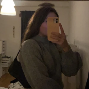 Fin svart väska  - Säljer nu denna svarta fina väskan då den inte kommer till användning längre:))