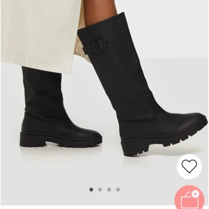 SLUTSÅLDA boots Nelly - Helt nya, aldrig använda eftersom jag ångrade mig för sent :/. Storlek 37. Kan mötas upp i Stockholm 🥰
