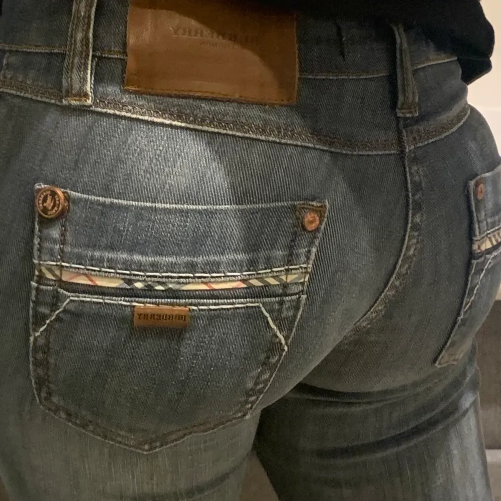 Det är lowrised burberry jeans som är lite stacked och utsvängda där nere.Kommer inte till användning och tänkte att någon annan kommer vilja ha dem.Dem är sköna och ger en mycket fin figur och framhäver din kropp. Frakten betalar man själv !!. Jeans & Byxor.