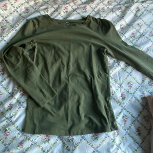 Tröja  - Säljer du denna gröna cammoflagr tröjan från cubus, hör av dig vid frågor eller annat💕