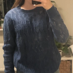 Stickad blå tröja - Fin stickad tröja från Kappahl💕 Bra skick knappt använd. Säljare står för frakt. Köpt för ca. 200kr.