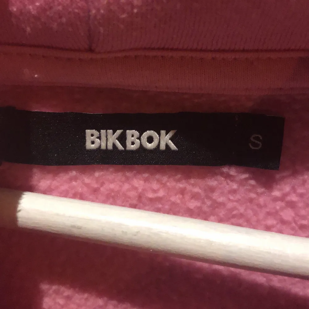 Säljer denna svinsnygga rosa hoodien från Bikbok, köpte för några månader sedan och har aldrig använt så den är precis som ny. Hör av er vid intresse!. Hoodies.