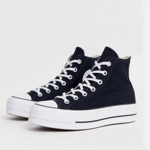 Plattform converse - Strlk 38 i sparsamt skick ! Nypris är typ 900 och säljer dessa för 449kr ! 
