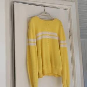 Säljer denna fina gula tröja från & Other Stories! Storlek xs. Använd men fortfarande fint skick! Älskar detaljen med små hål på framsidan, ärmarna och baksidan! (En liten fläck på högta axeln men går nog bort i tvätten)