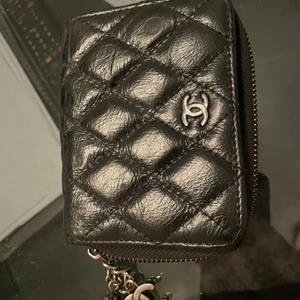 chanel plånbok - present från min mormor sedan 2018. vet inte det verkliga värdet kommer bud som du vill. 