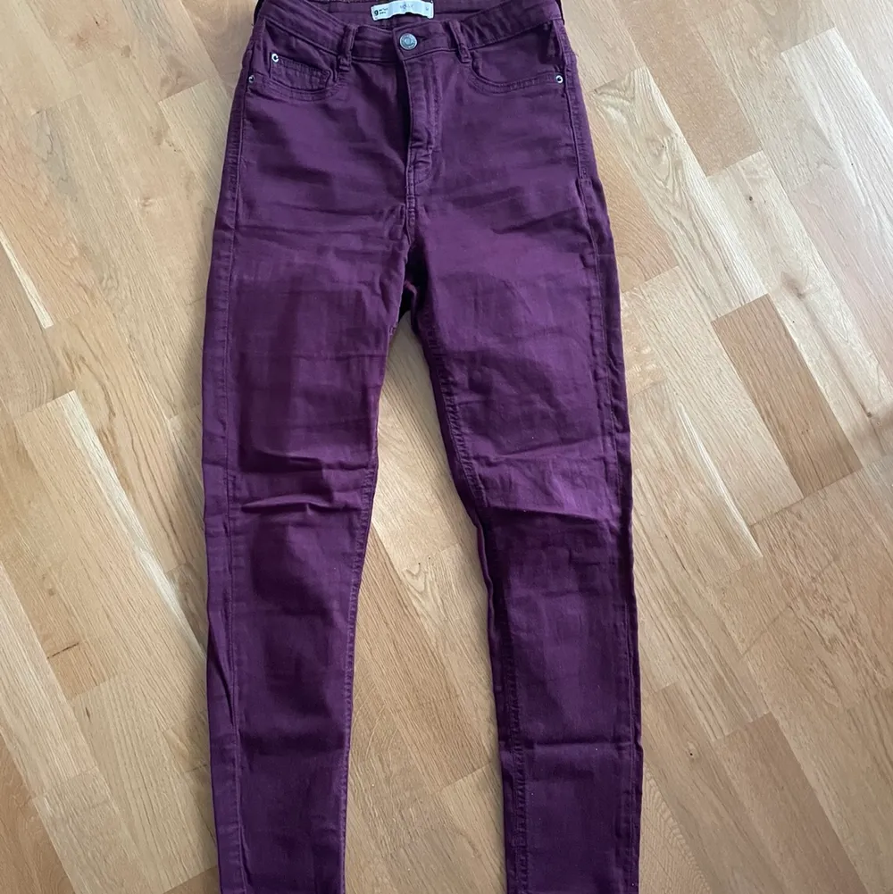 High waisted Fin mörk röd tajta jeans passar för vintern/hösten, säljer pga använder inte den längre . Jeans & Byxor.